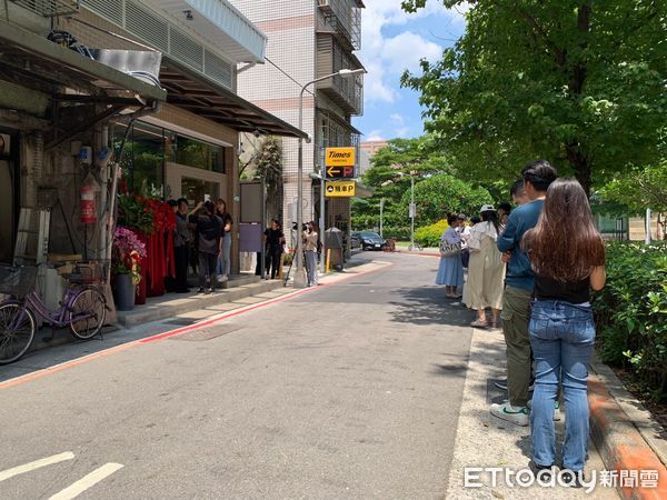 ▲▼日本漢堡排專門店「挽肉と米」台灣首店在7/14正式開幕，吸引不少民眾排隊。（圖／記者彭懷玉攝）