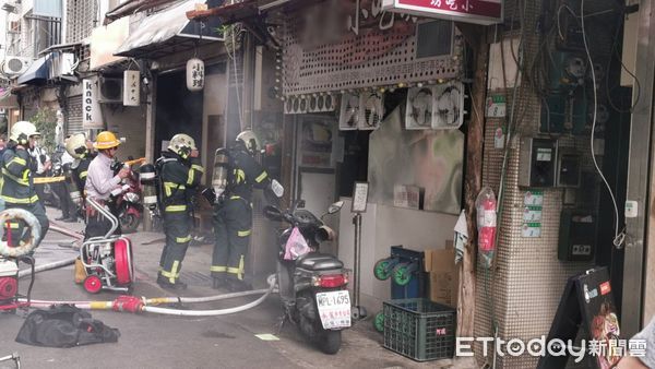 ▲▼台北小吃店起火，警消救出7人。（圖／記者黃彥傑攝）