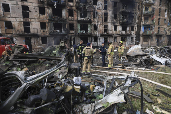▲▼ 烏克蘭中部城市克利福洛（Kryvyi Rih）公寓大樓6月13日遭俄軍火箭攻擊。（圖／達志影像／美聯社）