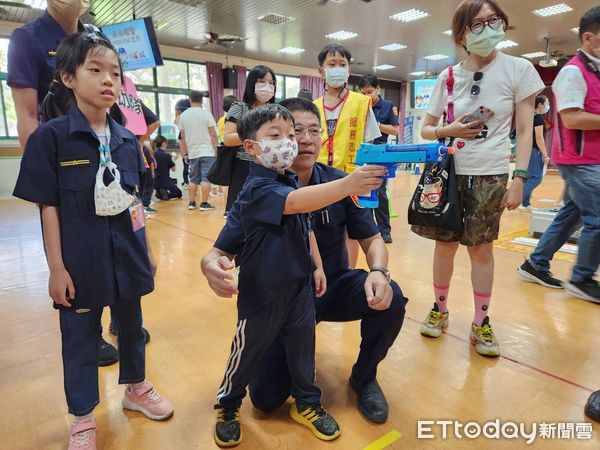 ▲台南市警一分局偕同台南市毒品危害防制中心，暑假期間舉辦2023年小小萌警體驗營「小小萌警High Five出擊」活動。（圖／記者林悅翻攝，下同）