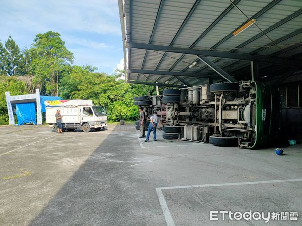 ▲▼台中一輛垃圾車疑煞車失靈，翻覆衝進遮雨棚，駕駛輕傷，直喊南無阿彌陀佛。（圖／台中環保局提供，下同）