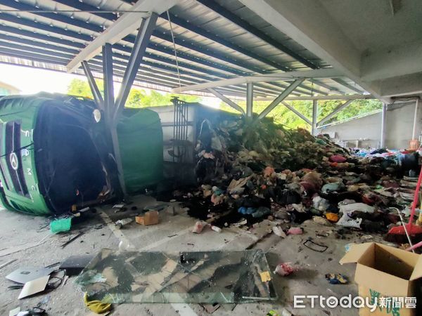 ▲▼台中一輛垃圾車疑煞車失靈，翻覆衝進遮雨棚，駕駛輕傷，直喊南無阿彌陀佛。（圖／台中環保局提供，下同）