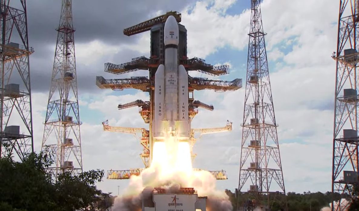 ▲▼ 印度14日搭載「月球飛船3號」（Chandrayaan-3）的火箭成功發射升空。（圖／翻攝自YouTube）