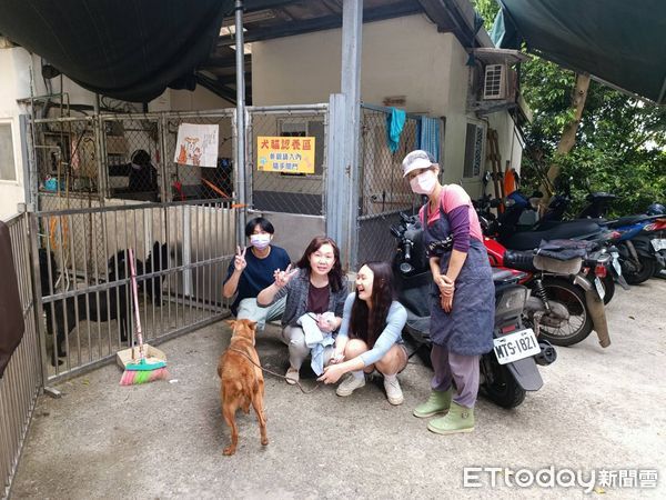 ▲▼ 江小姐一家人到動物之家認養阿桃            。（圖／記者戴上容翻攝）