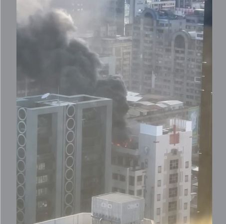 ▲中華電信大樓頂樓起火。（圖／翻攝自記者爆料網）