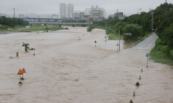 ▲▼南韓大雨。（圖／路透）