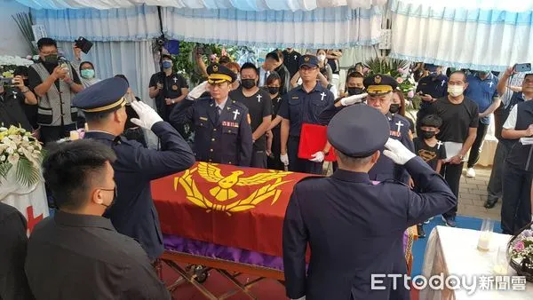 ▲▼「偉星，任務結束了」，台中前員警高偉星日前除草時身體不適，送醫不治，上百員警為祂送行，教官王書岳淚憶過往種種，數度哽咽。（圖／霧峰警方提供，下同）