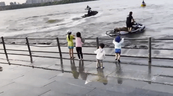 ▲▼男童在首爾汝矣島漢江公園被水上摩托車「水柱噴飛」。（圖／翻攝自韓網）