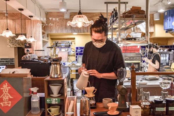 ▲▼ 板橋新埔站附近、莒光路巷內這家《ハーフ珈琲 hafu coffee》，有好喝的咖啡和厲害的肉桂捲、塩可頌麵包、手作甜點，還有3隻可愛店貓陪吃下午茶。（圖／周花花授權提供）