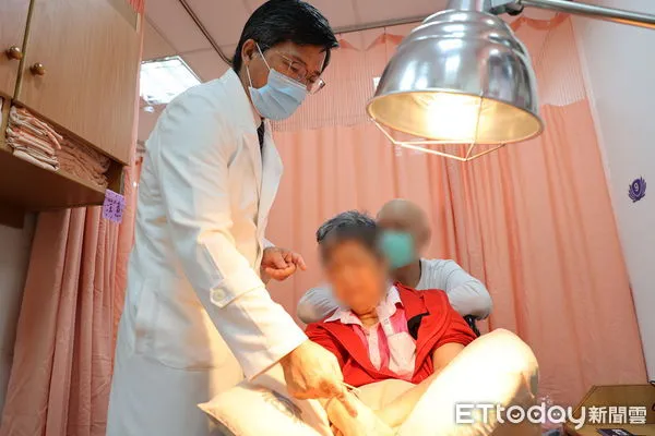 ▲▼楊成湛主任表示，提供經絡穴道針刺與推拿按摩治療方式，搭配電針及遠紅外線治療儀，增加肢體活動的力量與穩定性。（圖／慈濟醫學中心提供，下同）