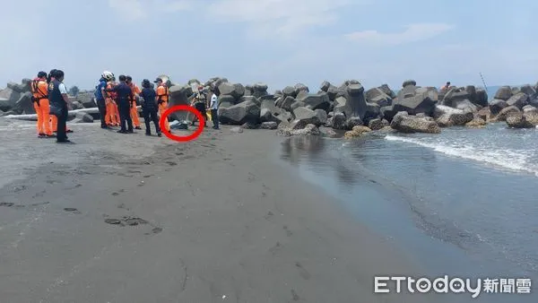 ▲沙灘發現一具無名男屍             。（圖／記者吳世龍翻攝）