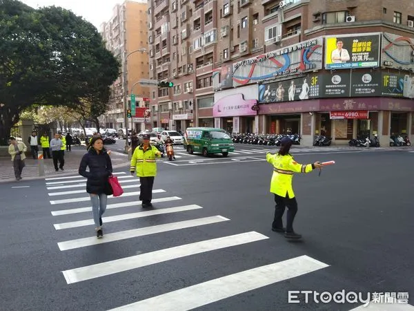 ▲▼台中警方不只取締汽車不禮讓行人，在4個月內也針對行人闖紅燈開出350張紅單。（圖／台中警方提供，下同）。