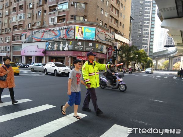 ▲▼台中警方不只取締汽車不禮讓行人，在4個月內也針對行人闖紅燈開出350張紅單。（圖／台中警方提供，下同）。