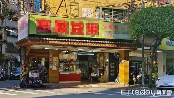▲楊男的早餐店屢遭檢舉，懷疑是鄰居所為，日前兩人錄中相遇，怒罵對方「蟑螂」挨告。（圖／記者陸運陞翻攝）