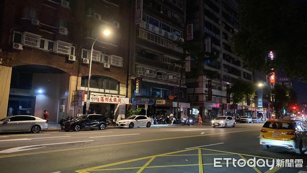 ▲▼台北市中山區民生東路一段15日晚間7時許停電。（圖／網友提供）