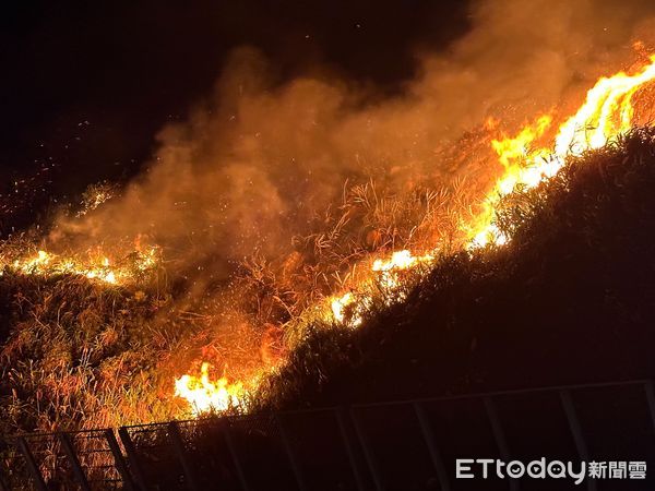 ▲▼核一廠旁火燒山！進香團疑「放煙火」點燃火勢　烈焰染紅夜空。（圖／記者郭世賢翻攝）