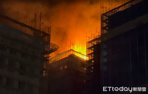 ▲▼三重建案火警，火勢全面燃燒。（圖／記者戴上容翻攝）