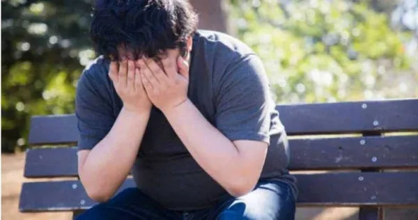 兒越看越帥⋯他驚見老婆「高富帥前任」超慌！怒驗DNA　1動作全家毀了