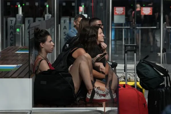 ▲▼義大利機場罷工導致旅客滯留當地。（圖／達志影像／美聯社）