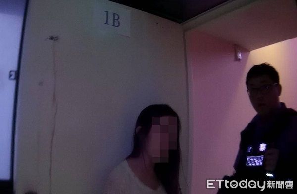 ▲林姓女子開門後神色緊張雖然連喊「沒事，沒事」但衣服及門板染有血跡。（圖／桃園警分局提供）