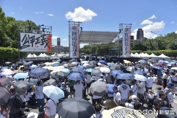 ▲▼館長陳之漢與黃國昌一同舉辦「七月十六上凱道，公平正義救台灣」活動，716遊行。（圖／記者李毓康攝）