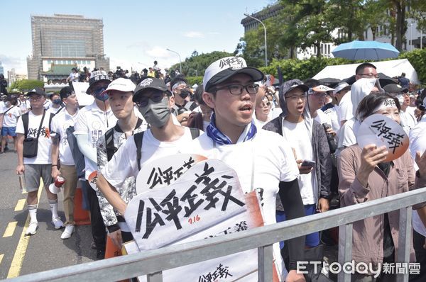 ▲716遊行，年輕人上街高喊公平正義救台灣。（圖／記者李毓康攝）