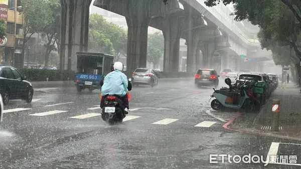 ▲▼下雨,強降雨,大雨,台中,馬路。（圖／記者許權毅攝）