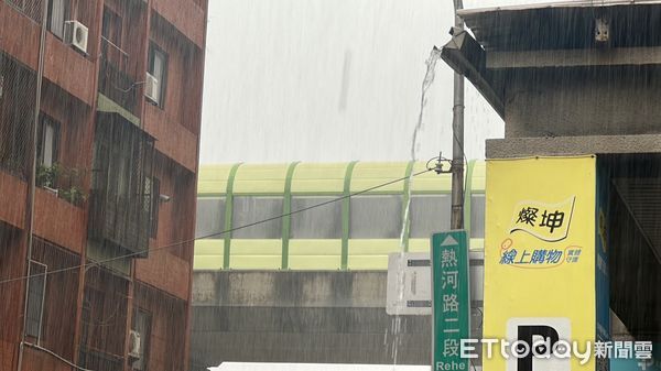 ▲▼下雨,強降雨,大雨,台中,馬路。（圖／記者許權毅攝）