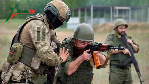 ▲▼白俄羅斯國防部影片顯示，瓦格納成員正在阿西波維奇鎮（Osipovichi）軍事靶場訓練白俄士兵。（圖／路透）