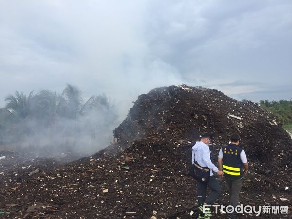 ▲台南市安南區海西段一處非法堆置大量廢木材，近日發生火災，環保局除針對現場空氣污染物採樣送檢，並要求儘速打包現場廢木材，僱請怪手開挖澆水降溫，撲減火苗改善悶燒情形。（圖／記者林悅翻攝，下同）