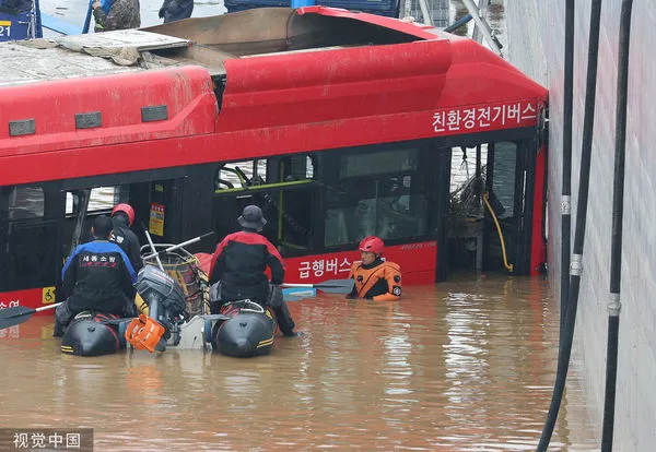 ▲▼消防當局從宮坪第2地下道打撈起受困的紅色公車，潛水人員搜出第9具遺體。（圖／CFP）