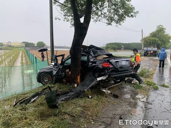 ▲雲林賓士自撞路樹，駕駛無生命跡象送醫搶救中。（圖／記者蔡佩旻翻攝，下同）