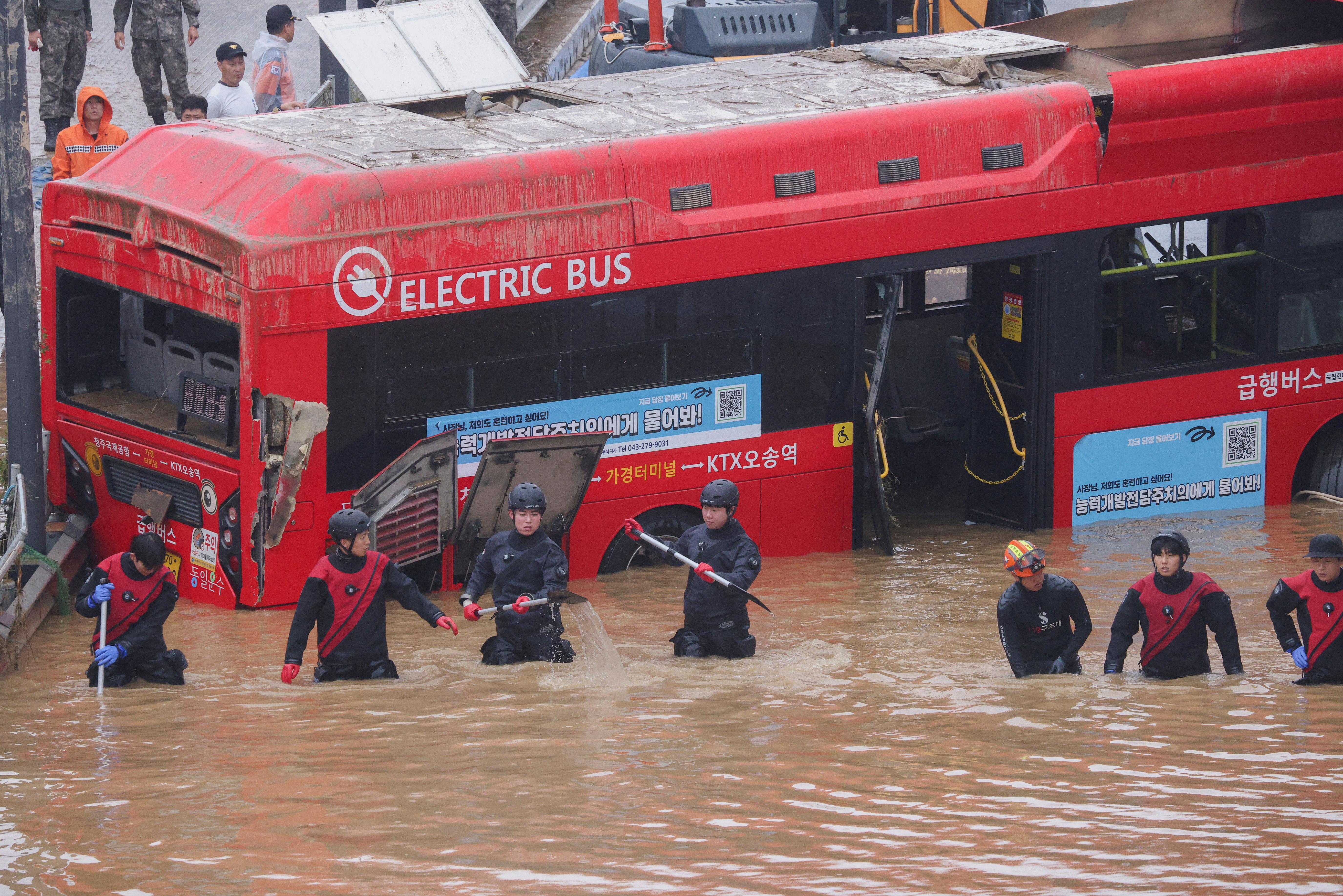 ▲▼南韓暴雨導致河水潰堤，6萬噸洪水灌入地下道。（圖／路透）