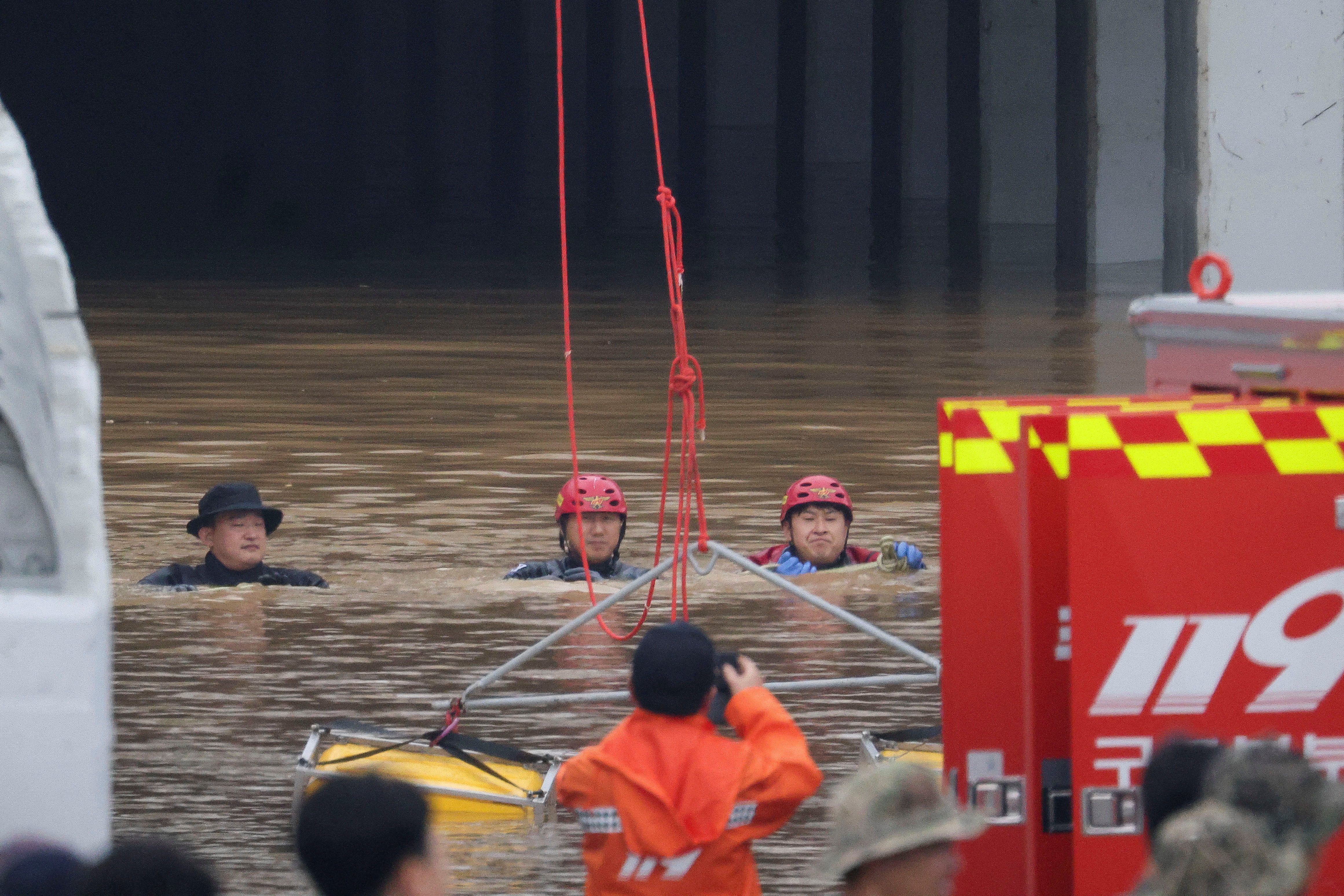 ▼南韓暴雨導致河水潰堤，6萬噸洪水灌入地下道。（圖／路透）