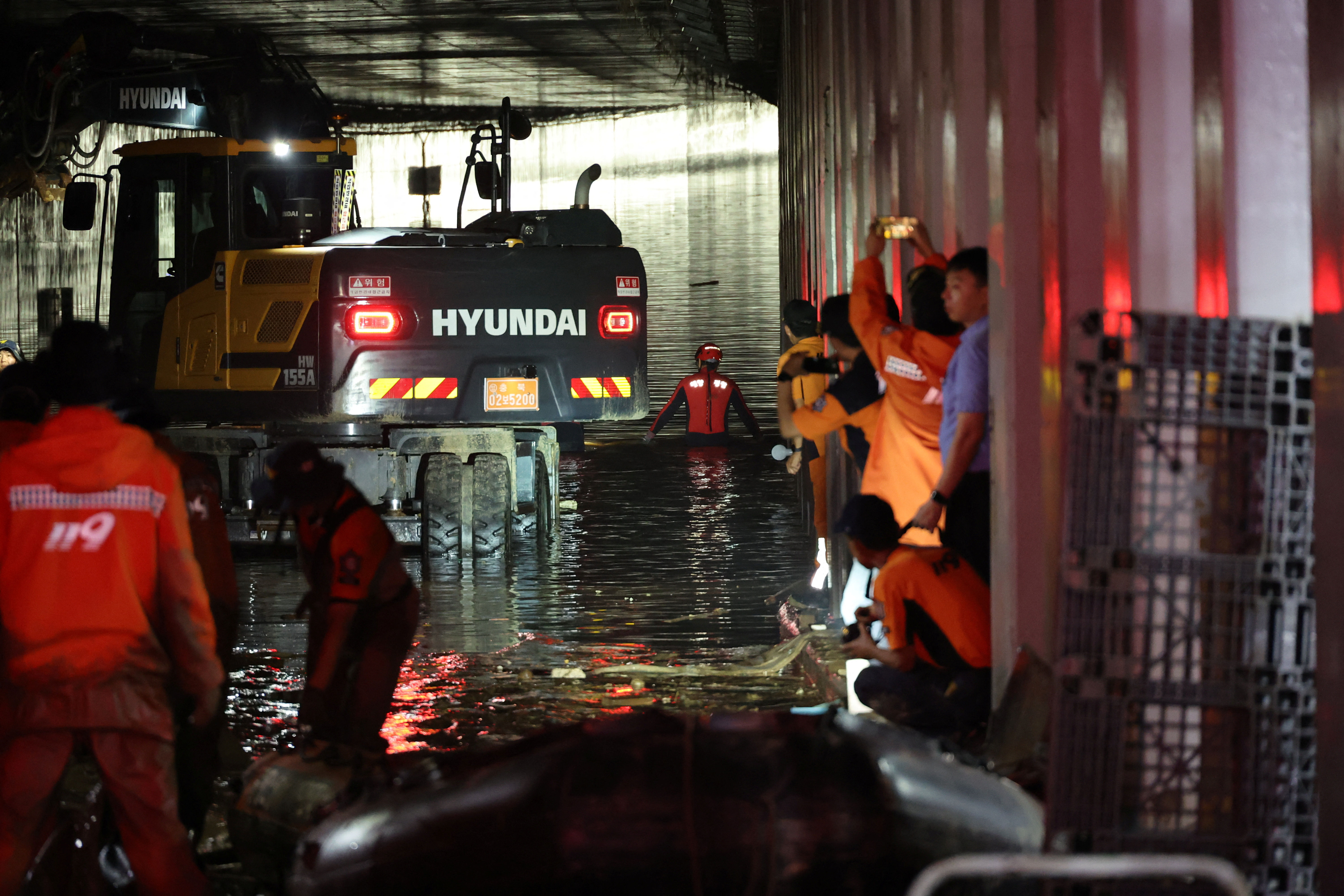 ▲▼南韓忠清北道清州市興德區五松邑宮坪第2地下道15日上午遭洪水泥流灌爆，消防當局進行排水作業後，17日上午開放媒體拍攝隧道前10公尺段。（圖／路透）