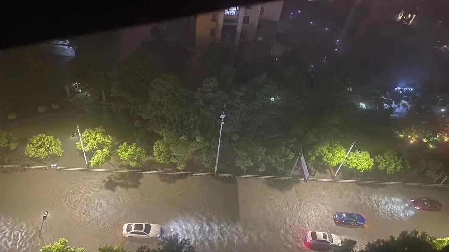 ▲泰利颱風隔空發威、浙江1小時倒水逾250毫米。（圖／記翻攝自微博、抖音、海客新聞）