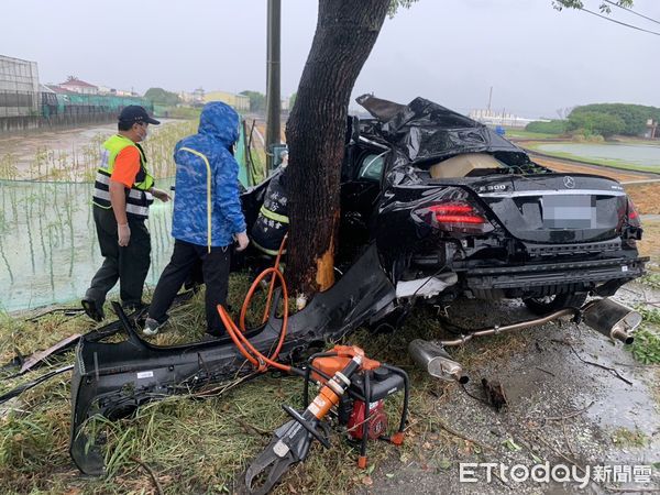 ▲雲林賓士自撞路樹，駕駛無生命跡象送醫搶救中。（圖／記者蔡佩旻翻攝，下同）