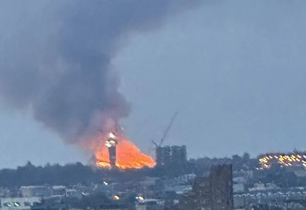 ▲▼新豐掩埋場又燒起來了！一跟大火柱黑煙狂竄　怪手前往開挖中。（圖／翻攝網路）