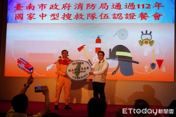 ▲台南市搜救隊參加國家搜救隊伍認證，取得中型搜救隊伍資格，將加入國際人道救援輪值行列，台南市消防局將國家中型搜救隊伍認證之識別臂章獻獎給市長黃偉哲。（圖／記者林悅翻攝，下同）