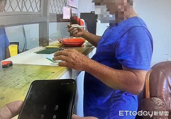 ▲▼老翁到農會臨櫃稱要匯款給兒子50萬元買房，警方獲報到場勸阻。（圖／記者蔡文淵翻攝）