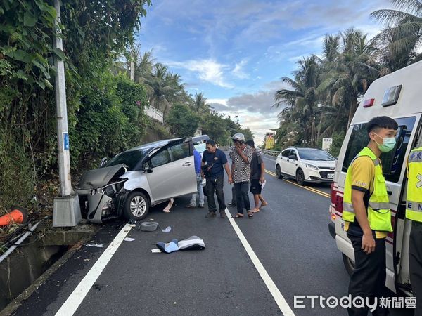 ▲小客貨車自撞路燈桿，造成一死一傷。（圖／記者楊漢聲翻攝）