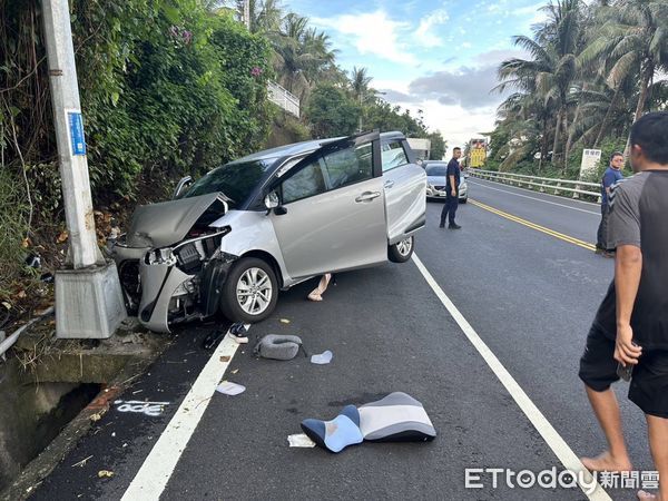 ▲小客貨車自撞路燈桿，造成一死一傷。（圖／記者楊漢聲翻攝）