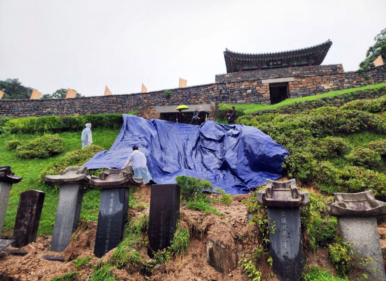 ▲▼擁有1500年歷史的公山城城牆、石碑慘遭豪雨和土石沖刷，市府人員緊急以防水布覆蓋。（圖／忠清南道公州市府）