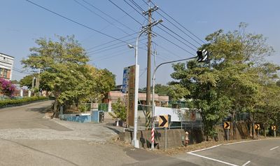 與泳池管理員有嫌隙！男泳客「偷走30塊水溝蓋」報復：讓他難堪