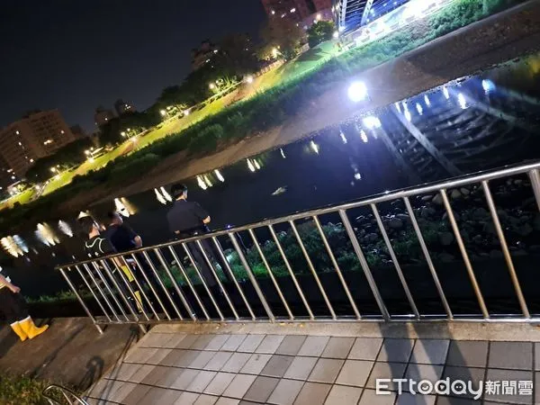 ▲王男因為無聊報假案，讓警、消人員在凌晨時分在河面上搜索。（圖／記者陸運陞翻攝）
