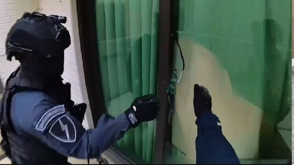 ▲▼雄警高空垂降！破窗直搗博弈地下機房，1年「洗錢90億」首腦栽了。（圖／記者賴文萱翻攝）