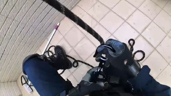 ▲▼雄警高空垂降！破窗直搗博弈地下機房，1年「洗錢90億」首腦栽了。（圖／記者賴文萱翻攝）