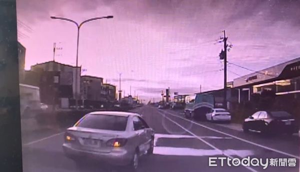 ▲▼ 嘉義朴子大慷榔騎士未兩段式待轉遭同向汽車撞上 。（圖／記者翁伊森翻攝）