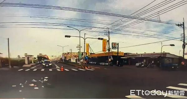 ▲▼ 嘉義朴子大慷榔騎士未兩段式待轉遭同向汽車撞上 。（圖／記者翁伊森翻攝）