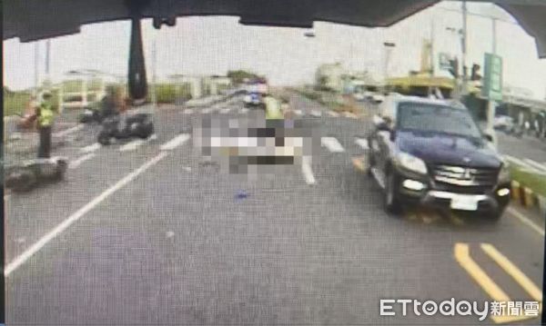 ▲▼ 嘉義朴子大慷榔騎士未兩段式待轉遭同向汽車撞上 。（圖／記者翁伊森翻攝）